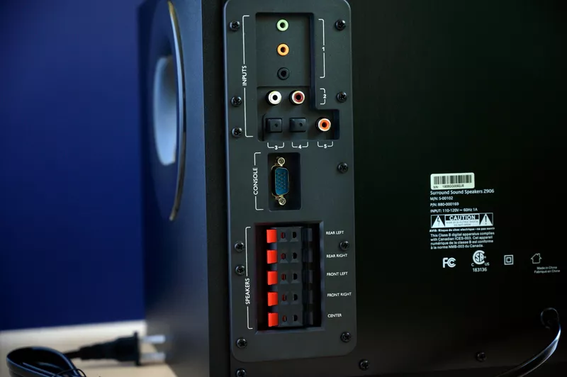 Conectividad versátil para múltiples dispositivos Logitech Z906 5.1 Sistema de Altavoces Sonido Envolvente THX