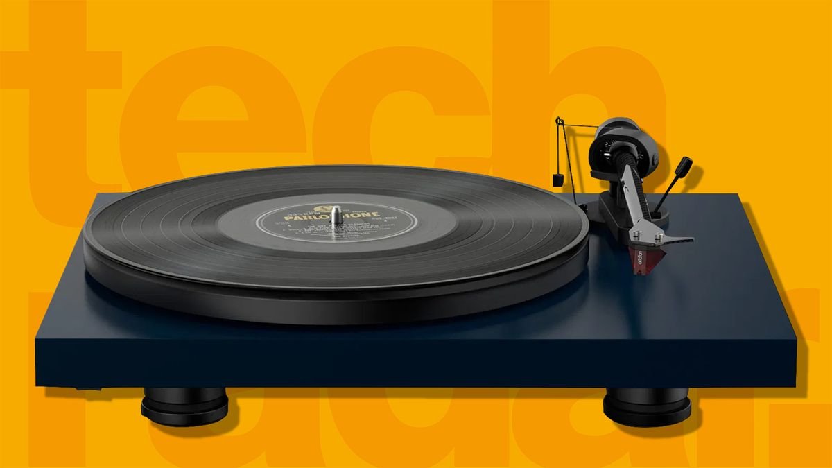 Despiece técnico mostrando componentes internos de un tocadiscos audiófilo con altavoces